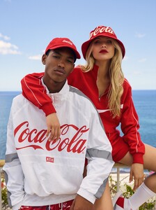 19-07-30_KITH-COCA-COLA-CAMPAIGN-HAWAII_Shot04_1076.thumb.jpg.059e76b1c8130d0f8e3540aa999c5d2f.jpg