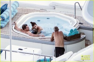 leonardo-dicaprio-camila-morrone-hot-tub-luxury-yacht-18 (1).jpg