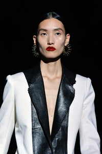 1915647619_SchiaparelliRunwayParisFashionWeekHauteFCNpKOD1zTkx.thumb.jpg.95638ed3408bb3892cf4da9862fb4176.jpg
