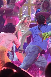      tay260819BZNimage107.jpg
