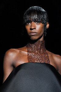 1958687300_SchiaparelliRunwayParisFashionWeekHautezwFyFcHm33yx.thumb.jpg.bb6c330aa483ab547212e107802b212d.jpg