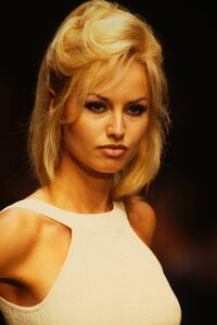 1979848440_herve-leger-ss-1996(1).thumb.jpg.e661b5d4744d0c6814b47750890412ea.jpg