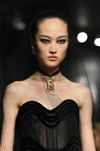 2009735744_ChristianDiorRunwayParisFashionWeekHaute73Nk6yucldfx.thumb.jpg.5e2d734b3b61b6b033c1e25a0f6afd4f.jpg