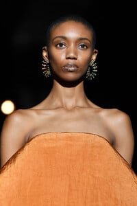 2027466706_SchiaparelliRunwayParisFashionWeekHaute01qarxSD-nLx.thumb.jpg.ac3ba0aeb686e4bfb0809068fbaef5b5.jpg