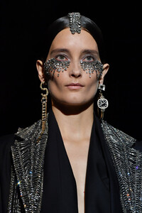 2040588452_SchiaparelliRunwayParisFashionWeekHauteXmRPo_5mLUNx.thumb.jpg.97cc6829f9c2909aa6a87c5c18ebd6da.jpg