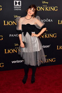 Zooey+Deschanel+Premiere+Disney+Lion+King+8l8wb94fKvgx.jpg