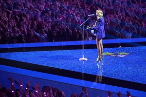       tay260819BZNimage173.jpg