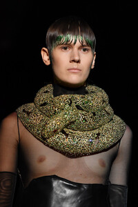 2129824550_SchiaparelliRunwayParisFashionWeekHautekkVj2fphwRGx.thumb.jpg.8a18106d428a6d8de1a1bbf1b37acab5.jpg