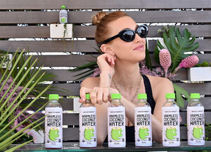 Whitney+Port+Harmless+Harvest+Hamptons+Hosted+as3brnwALZ3x.jpg