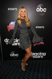 Christie+Brinkley+Planet+Hollywood+Time+Square+OWJGLxGGniAx.jpg