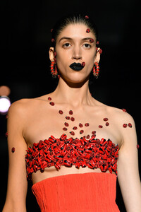 245132550_SchiaparelliRunwayParisFashionWeekHautebZdVPE4cQ3rx.thumb.jpg.fa430434ee0cbce525c688a8a7da9999.jpg