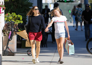 Jennifer+Garner+daughter+Violet+out+9Q1_aHcokLtx.jpg
