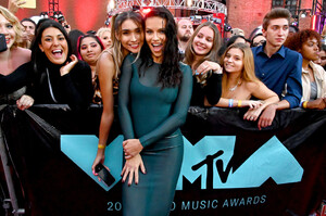 285928398_AdrianaLima2019MTVVideoMusicAwardsRedicl6cpC8gg2x.thumb.jpg.249c3738b4d9f9fed52ee9146227e479.jpg