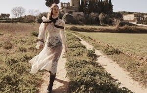 2_6978desp_espionage_corded_lace_gown_in_buff_2909f19_metallic_kitten_heel_bootie_in_charcoal_3.thumb.jpg.b5bd918a7d634fc09ad1644ba4d60bc2.jpg