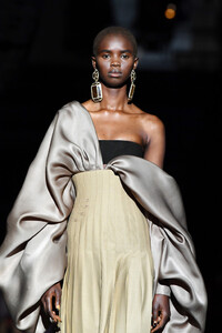 321394406_SchiaparelliRunwayParisFashionWeekHaute76x-rh8IHtox.thumb.jpg.d39b170292515f8b72751f86498d4b80.jpg