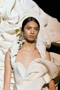 330462927_SchiaparelliRunwayParisFashionWeekHauteU-DfkseYo15x.thumb.jpg.86513cc1d00beb2447dc4dba7654bdcd.jpg