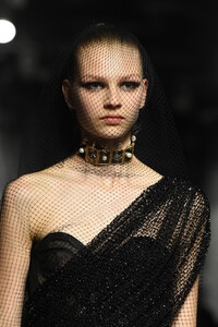 338898132_ChristianDiorRunwayParisFashionWeekHaute-vyBpBUDFzUx.thumb.jpg.af5f1ee580aec39fe42db121d1ec8eed.jpg