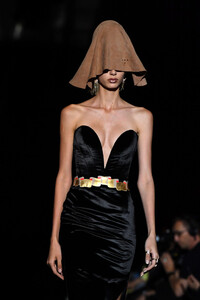 440089177_SchiaparelliRunwayParisFashionWeekHautep_RTQ0Yu5x-x.thumb.jpg.3558cac1d5f913c5811edee3a5c54297.jpg