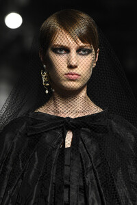 484969678_ChristianDiorRunwayParisFashionWeekHauteUJnfZVKNWEPx.thumb.jpg.bcc961581e12c2836ccc61525cc6622a.jpg