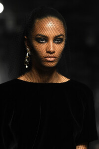 51794620_ChristianDiorRunwayParisFashionWeekHauten1dH19m300Vx.thumb.jpg.84f74a8f24f58aed7adb2c7ef12dad6d.jpg