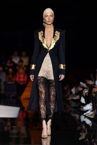 529941318_SchiaparelliRunwayParisFashionWeekHautep_kgqLK5Ak-x.thumb.jpg.282b318c494358234cb102bd343b805e.jpg
