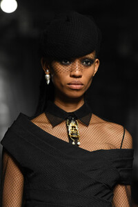 53392990_ChristianDiorRunwayParisFashionWeekHaute2AjCByARo4gx.thumb.jpg.2508e7790aa2eaa00de7368eec0b7e63.jpg