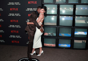 Kylie+Jenner+Premiere+Netflix+Travis+Scott+d_tpIgmHeP4x.jpg