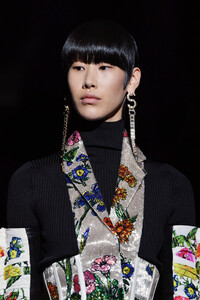 595305105_SchiaparelliRunwayParisFashionWeekHautenq-fUdQSra_x.thumb.jpg.1266f4d8a6cd5b87401c351f790d6173.jpg