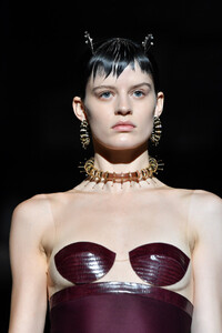672963912_SchiaparelliRunwayParisFashionWeekHauteau1BODokTgmx.thumb.jpg.afca739983a7612b00b06a8a7264d8d4.jpg