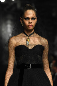 680895719_ChristianDiorRunwayParisFashionWeekHautetP3oL_8-obVx.thumb.jpg.c711fb94031668a5621ff50c1d0b7c7e.jpg