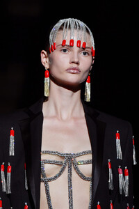 689622214_SchiaparelliRunwayParisFashionWeekHautej_OnGeSPoBxx.thumb.jpg.b0eec41952576f641a5415f4a8d0ca1c.jpg