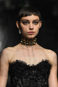 740360840_ChristianDiorRunwayParisFashionWeekHauteaJFgqyGH76zx.thumb.jpg.35d2762cd00872fe1f08c0c083cf36e5.jpg