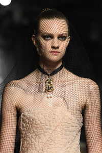 741835474_ChristianDiorRunwayParisFashionWeekHaute07HWB_i-46Qx.thumb.jpg.709b2915c6c133c041e0dc33aa219eba.jpg