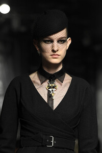 790808725_ChristianDiorRunwayParisFashionWeekHauteEPE7iAN8RUPx.thumb.jpg.4c9274790b1b153683dd6b02bb9e1392.jpg