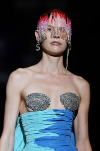 829255606_SchiaparelliRunwayParisFashionWeekHaute7u7OD63VDwSx.thumb.jpg.8163ce6a2d50a1263275cf621dcc9f9f.jpg