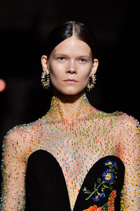 886335911_SchiaparelliRunwayParisFashionWeekHautedrnMAKGe34lx.thumb.jpg.0fd2850206cb49cdc59ffaf8d6bf23fd.jpg
