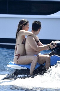 Adriana-Lima-in-Bikini-2019-05.jpg