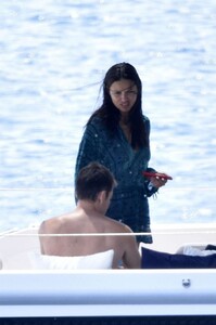 Adriana-Lima-in-Bikini-2019-06.jpg