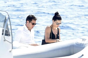 Adriana-Lima-in-Bikini-2019-10.jpg