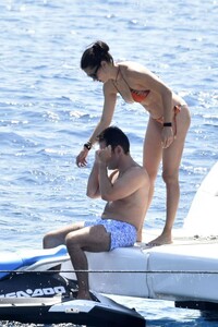 Adriana-Lima-in-Bikini-2019-12.jpg
