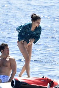 Adriana-Lima-in-Bikini-2019-13.jpg