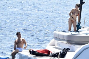Adriana-Lima-in-Bikini-2019-20.jpg