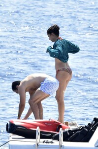 Adriana-Lima-in-Bikini-2019-24.jpg