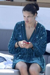 Adriana-Lima-in-Bikini-2019-26.jpg