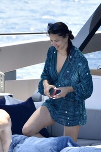 Adriana-Lima-in-Bikini-2019-30.jpg