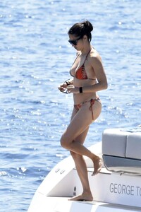 Adriana-Lima-in-Bikini-2019-32.jpg