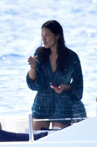 Adriana-Lima-in-Bikini-2019-37.jpg