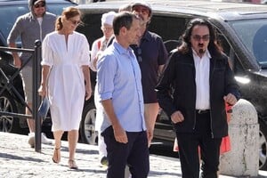Getting-Serious-Leonardo-DiCaprio-Camilla-Morrone-Tour-Italy-With-Their-Parents161_002.jpg
