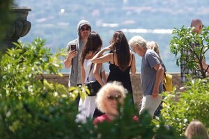 Getting-Serious-Leonardo-DiCaprio-Camilla-Morrone-Tour-Italy-With-Their-Parents362_003.jpg