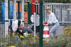 Rosie-Huntington-Whiteley-at-a-park-in-Malibu-03.thumb.jpg.fad0e69659e8aad779395f22755e387a.jpg